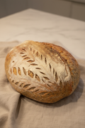 Surdeigsbrød med valmuefrø - skorpe med bladmønster